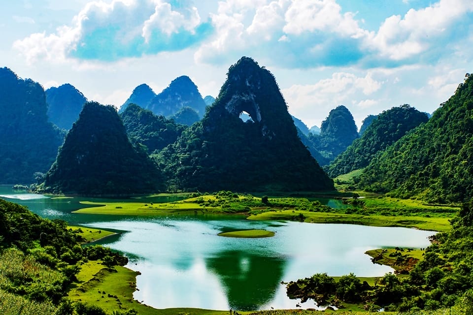 best-travel-guide-of-cao-bang-vietnam-thang-hen-lake