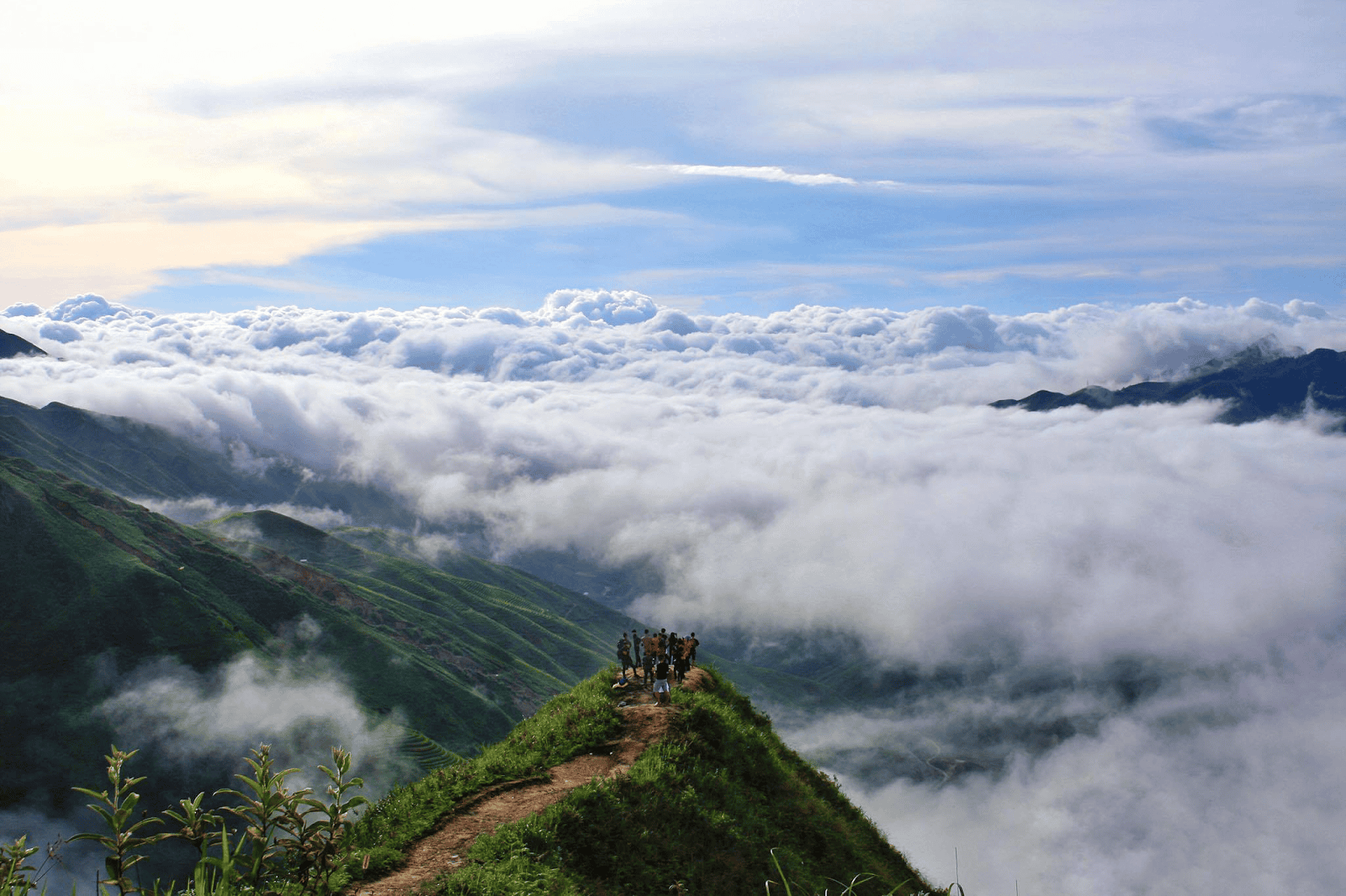 a-group-of-travelers-visiting-moutain-top-in-ta-xua-son-la