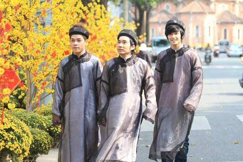 Áo dài - a Vietnamese traditional dress for man