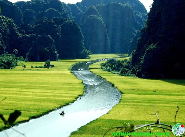 boat ride in ninh binh